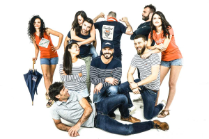 Groupe de personnes avec les vêtements de la marque 100% Gaillarde