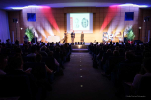 Congrès évènement dans l'auditorium avec lumières sur la scène