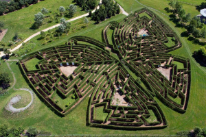 Labyrinthe des jardins de colette vue du ciel en forme de papillon