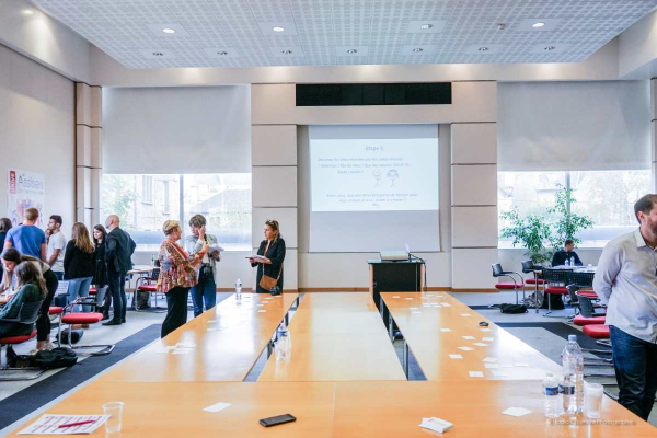 Salle en U avec des personnes qui échangent