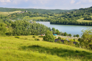 Salle de réception avec vue sur le Lac du Causse