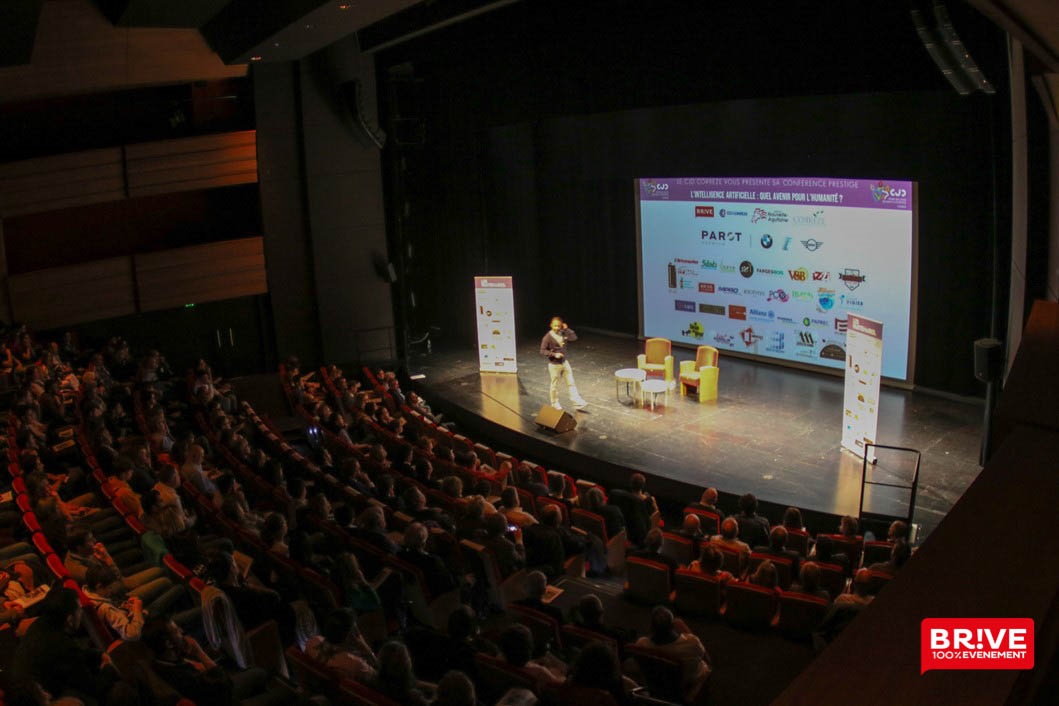 Photo d'un intervenant lors d'une conférence à Brive